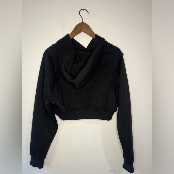 Alo Yoga Arena Cropped Hoodie in Black - Picture 6 of 6